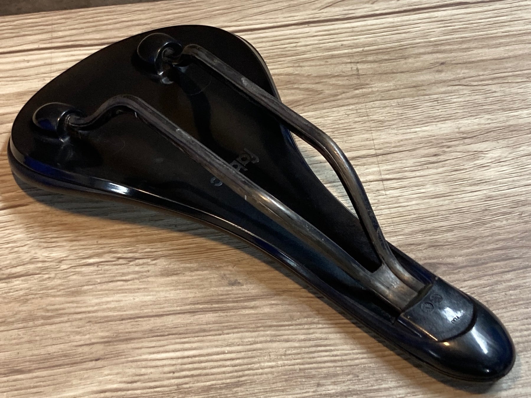 JU867 ファブリック fabric SCOOP SHALLOW PRO TEAM サドル 黒