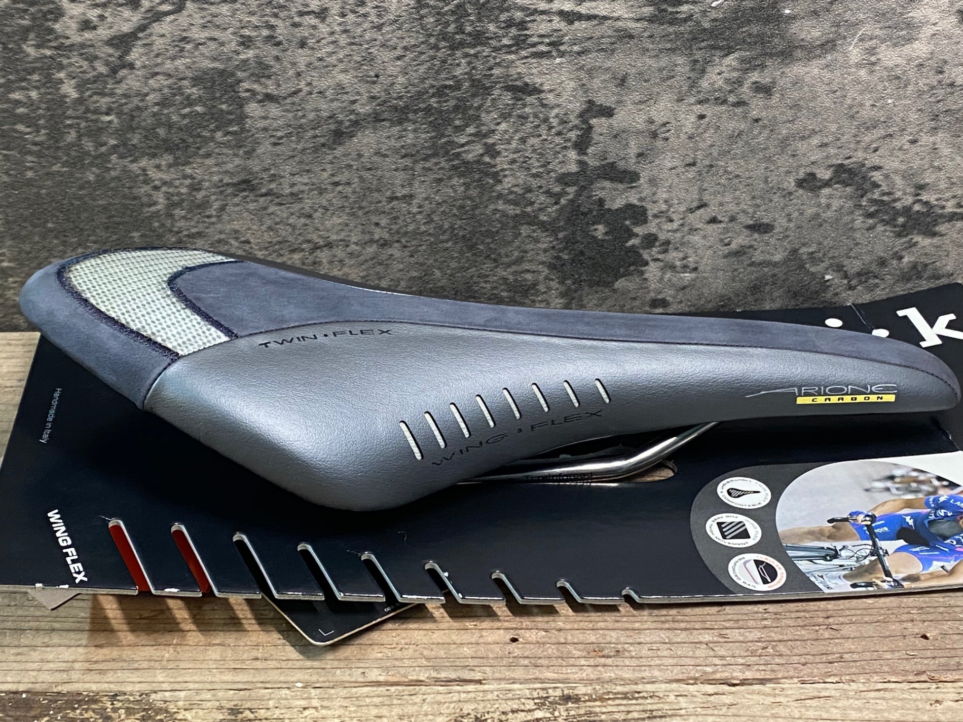 JR322 フィジーク fizik ARIONE CARBON サドル グレー Ti reinforced