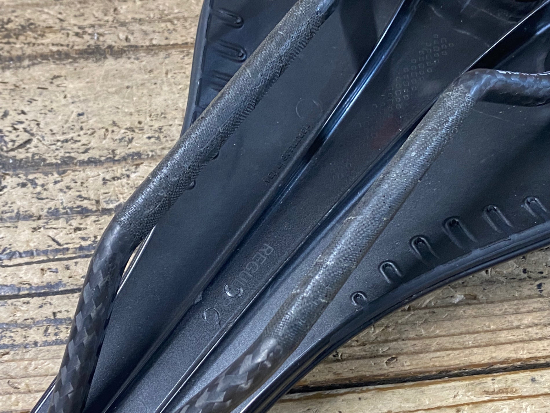KD586 フィジーク fizik ARIONE R1 VERSUS EVO サドル 黒 カーボン