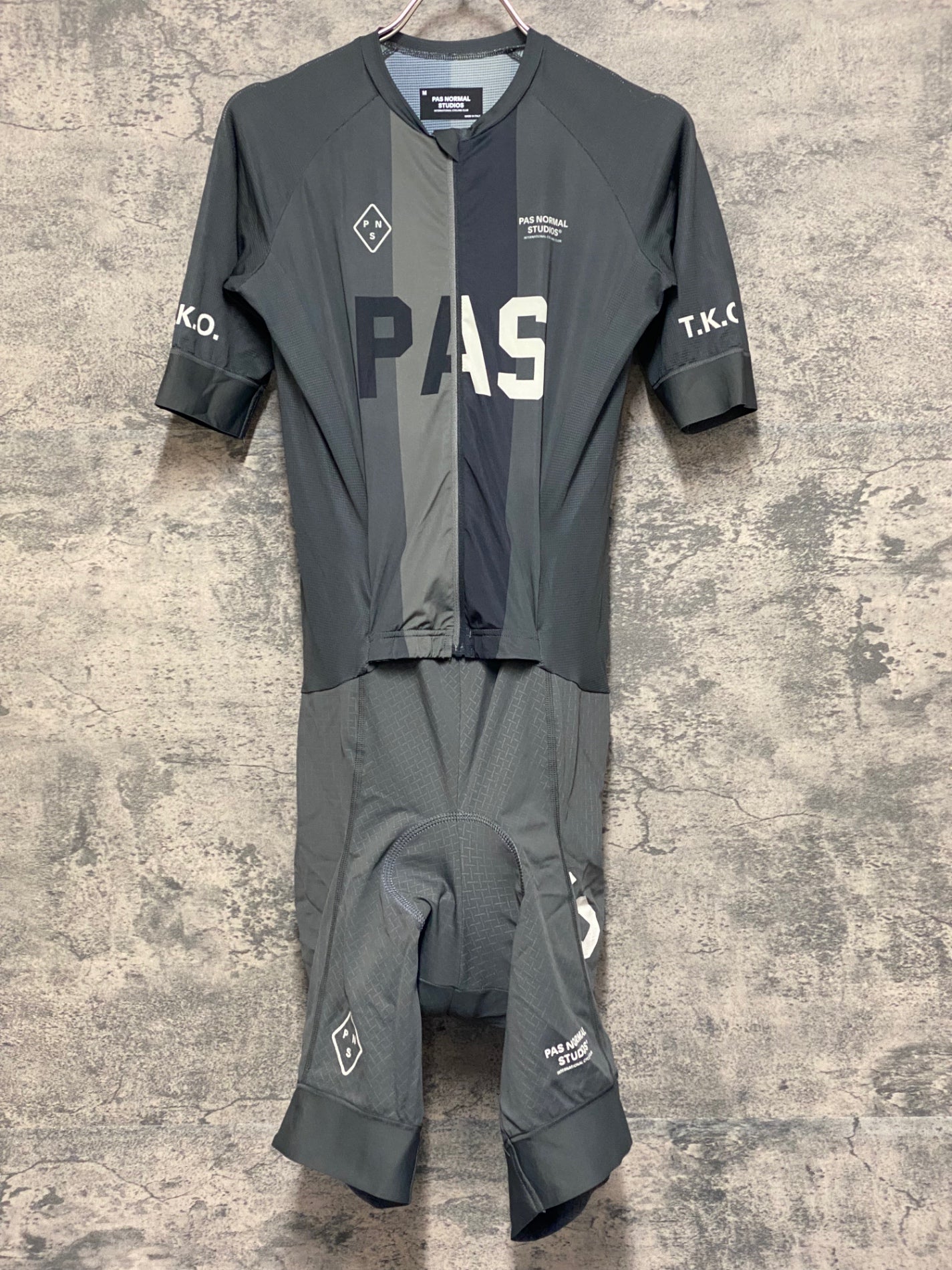 JM852 パスノーマルスタジオ PAS NORMAL STUDIOS TKO Speedsuit 半袖