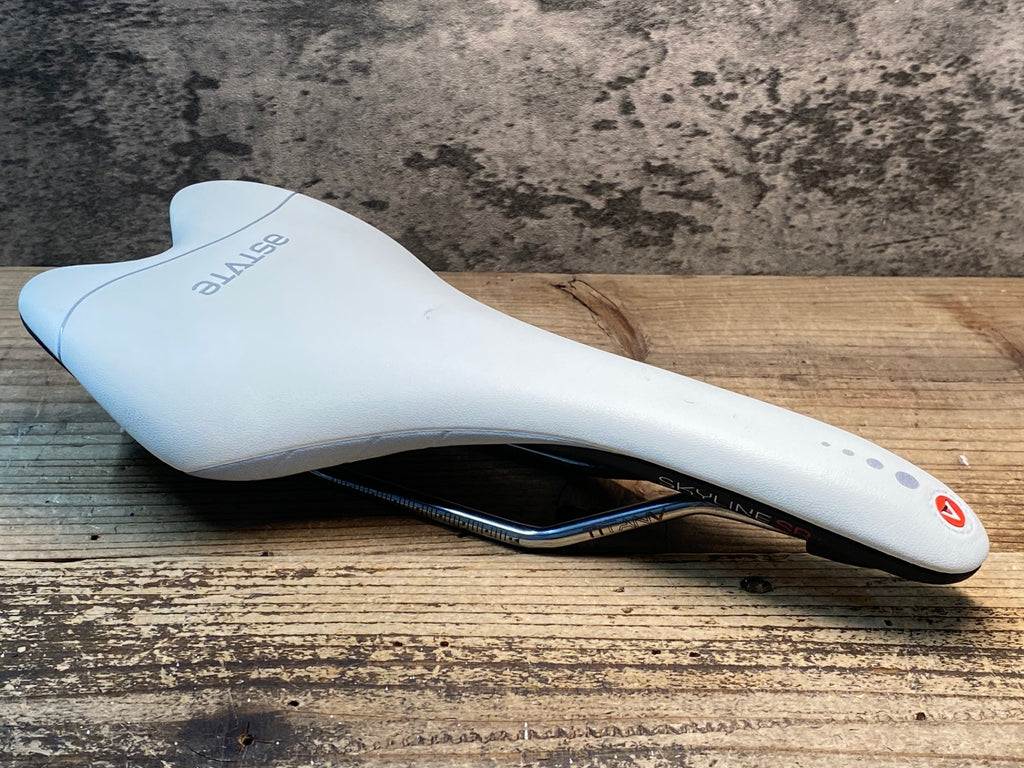 JI988 アスチュート ASTUTE スカイライン SKYLINE SR サドル 白 チタン