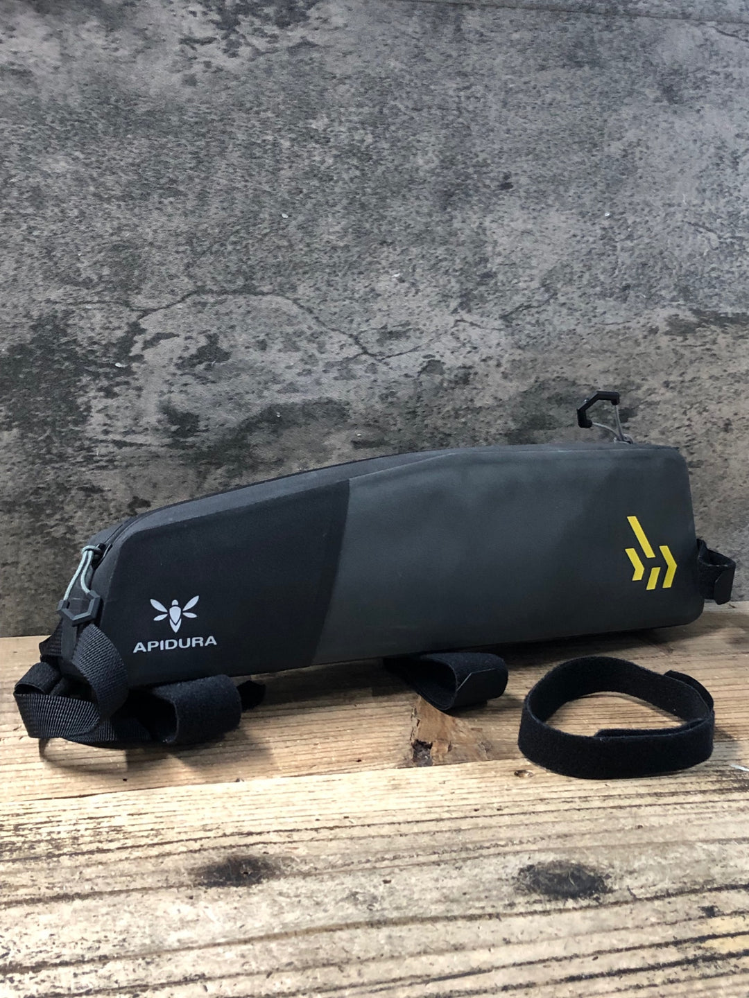 JT308 アピデュラ APIDURA バックカントリートップチューブパック 1.8L 黒グレー