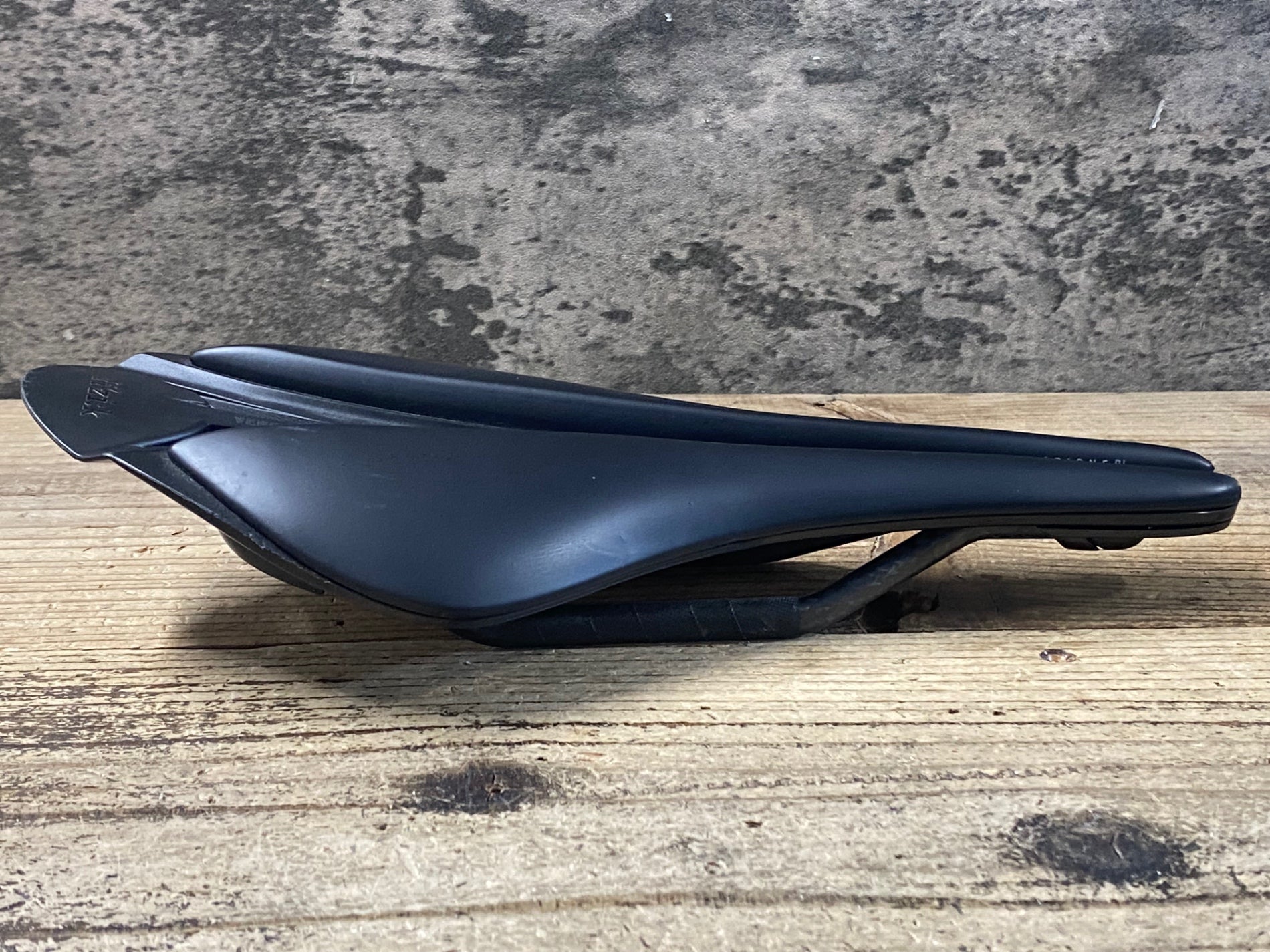 KD586 フィジーク fizik ARIONE R1 VERSUS EVO サドル 黒 カーボン