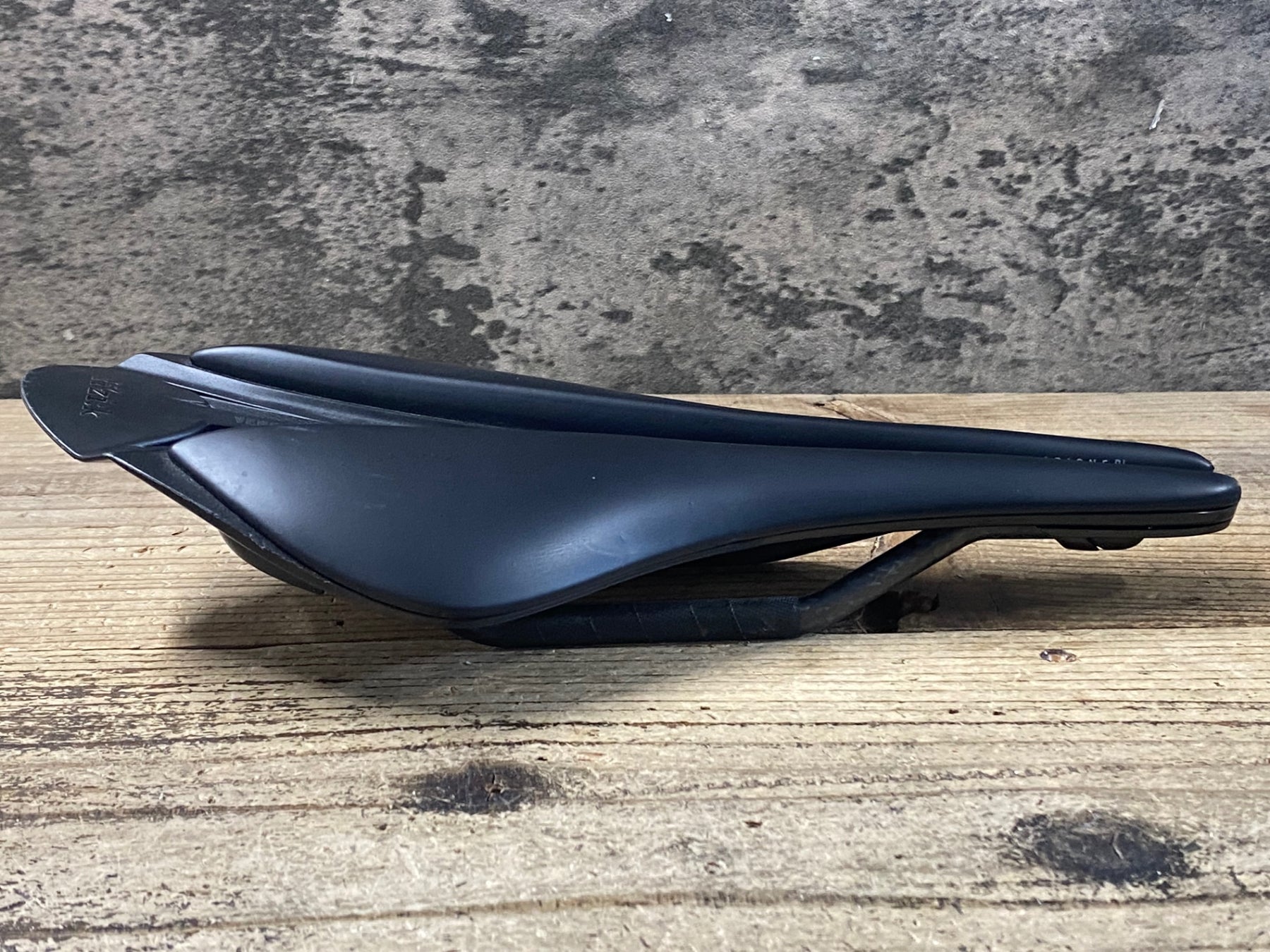 KD586 フィジーク fizik ARIONE R1 VERSUS EVO サドル 黒 カーボン