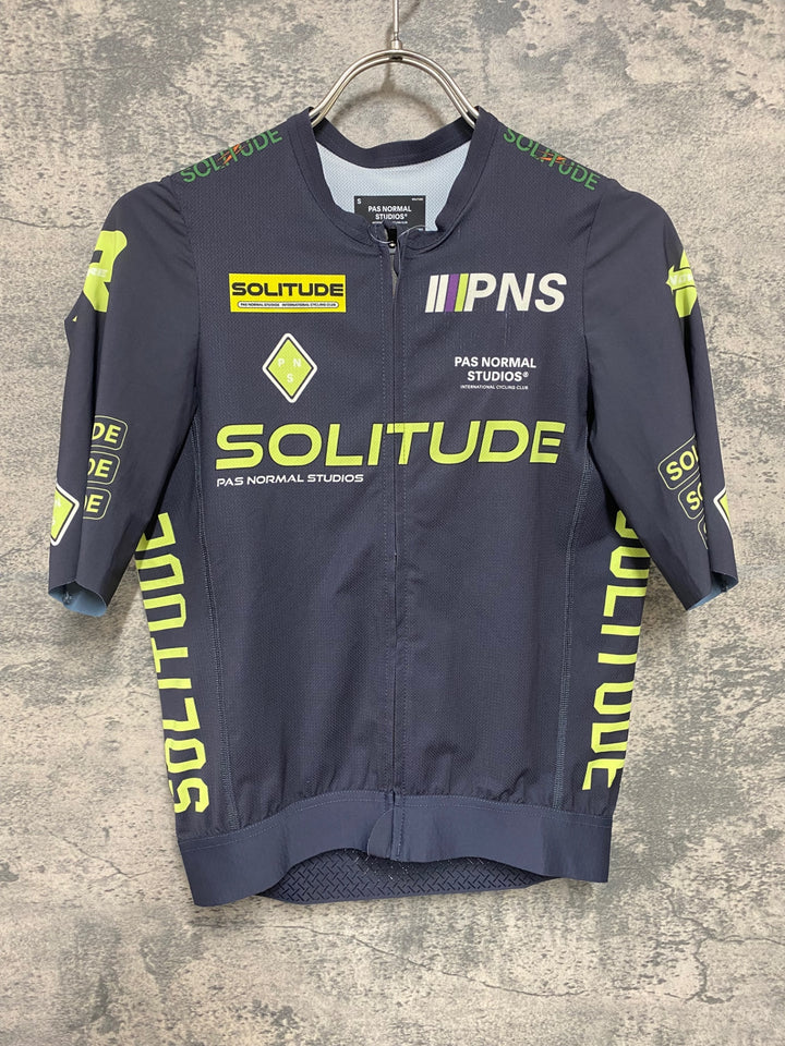 JY488 パスノーマルスタジオ PAS NORMAL STUDIOS Solitude Logo Jersey 半袖 サイクルジャージ グレー S