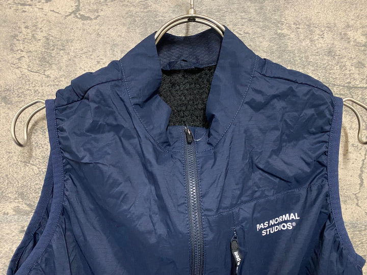 KA513 パスノーマルスタジオ PAS NORMAL STUDIOS ESSENTIAL INSULATED GILET ジレ サイクルベスト ネイビー M