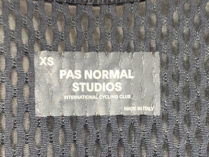 KJ494 パスノーマルスタジオ Pas Normal Studios× Enough Cycling ビブショーツ 黒 XS ※プリントひび割れ