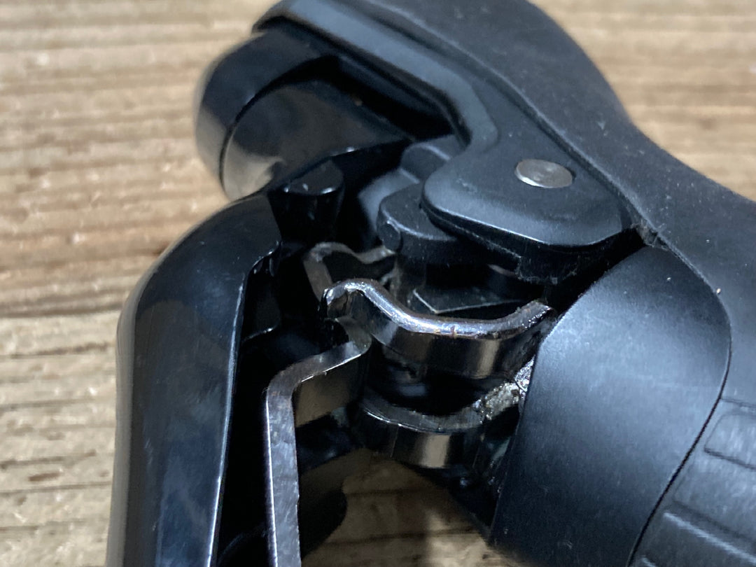 KB045 シマノ SHIMANO 105 ST-R7025 前期 右 STIレバー 11s 油圧 ※ホース取付部割れ, 油漏れの為ジャンク