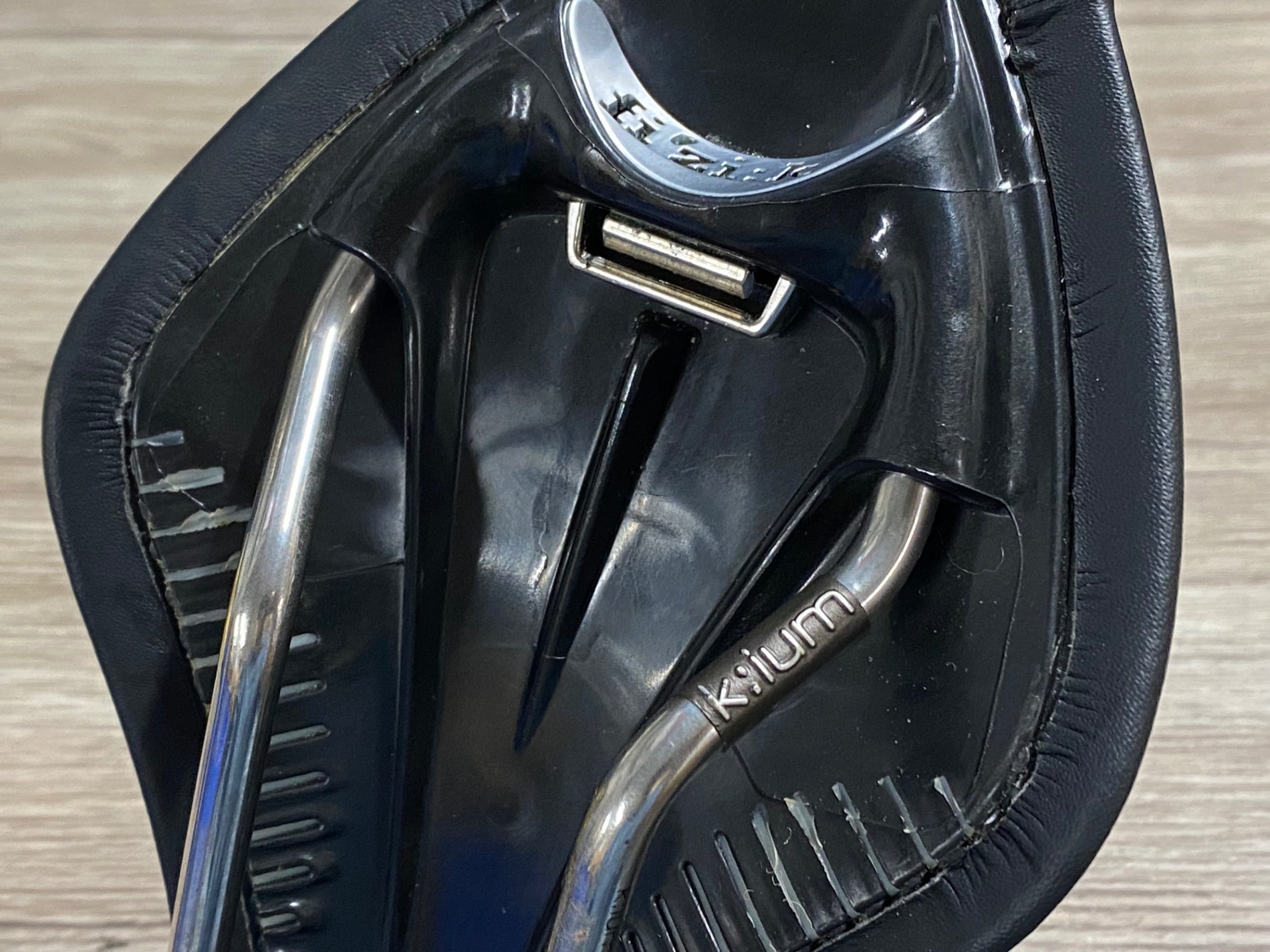 KQ627 フィジーク fizik ANTARES R3 サドル 黒 kiumレール – BICI