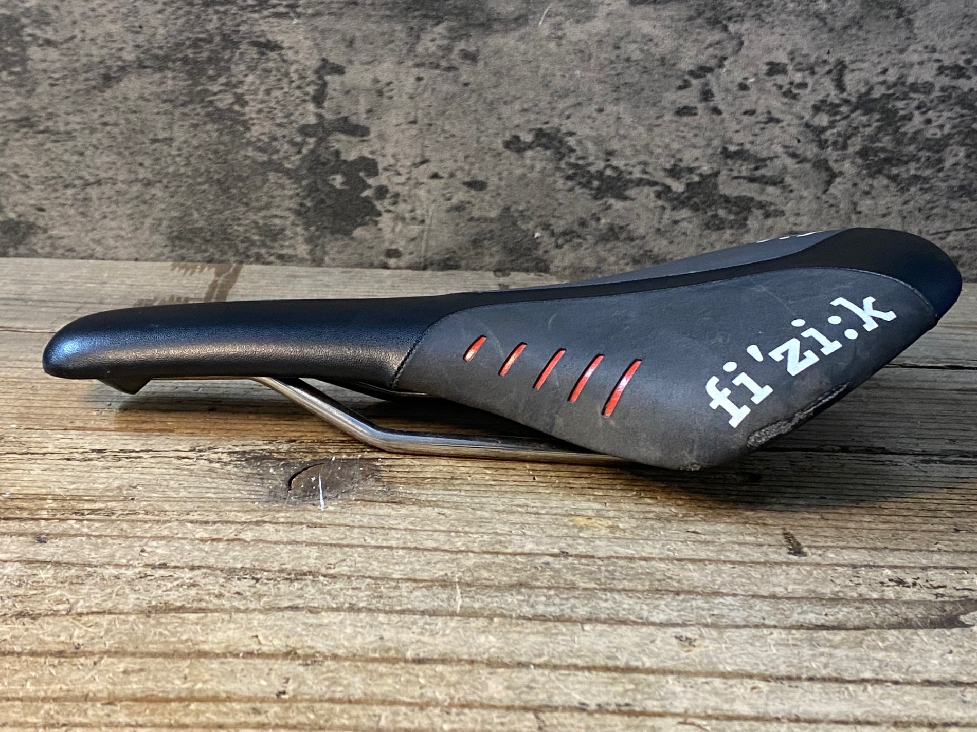 JR574 フィジーク Fizik ANTARES R3 サドル kiumレール 140mm – BICI