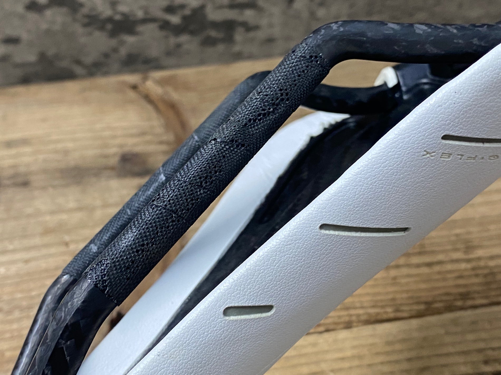 KJ059 フィジーク fizik アリオネ ARIONE R1 サドル 白 カーボンレール