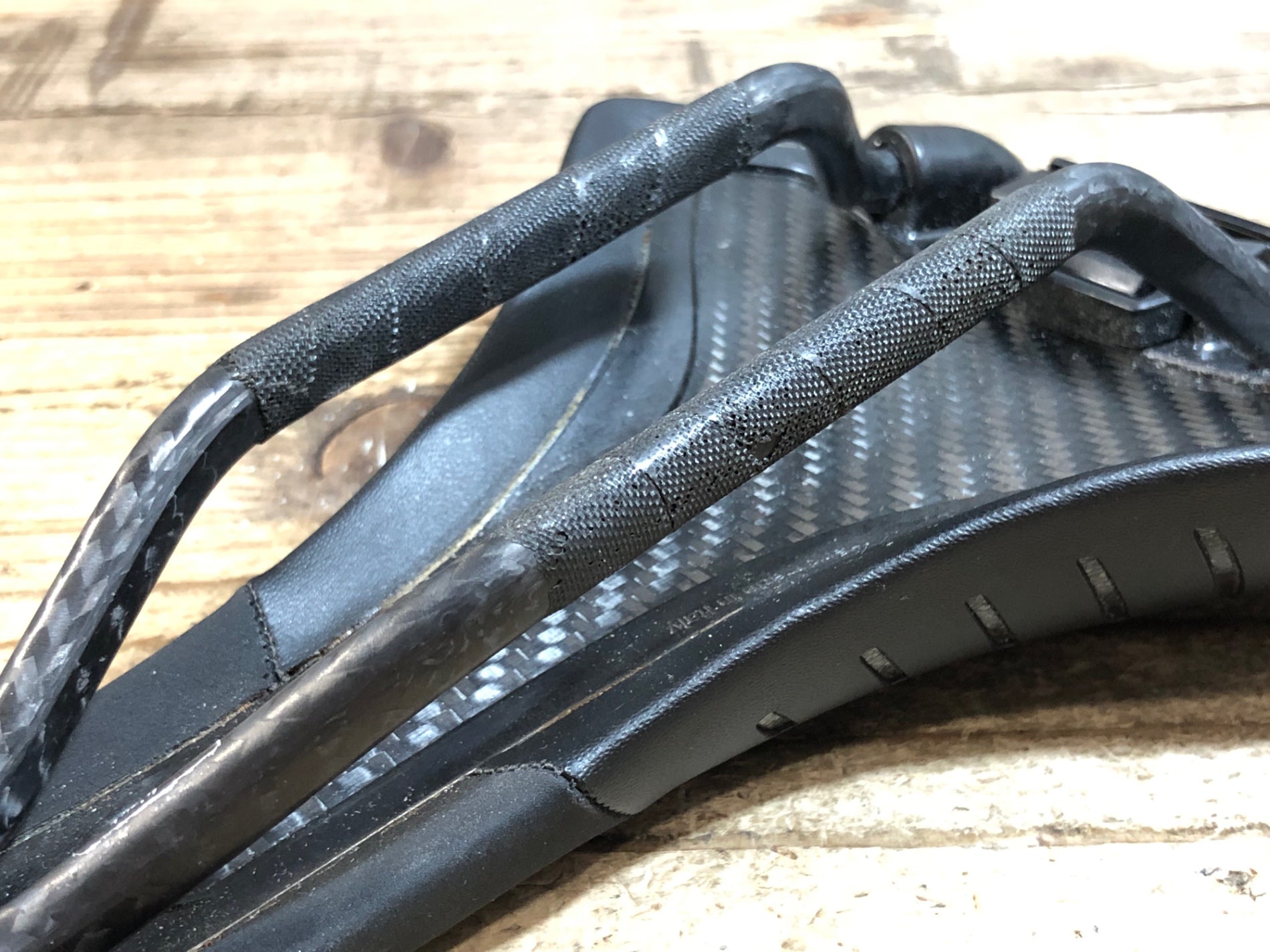 KK560 フィジーク fizik ANTARES R1 Regular サドル カーボンレール