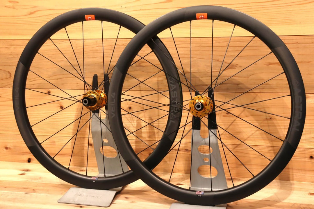 【希少！廃盤GOLDカラーハブ】 アストラル ASTRAL VEIL4 DISCリム使用 クリスキング CHRIS KING R45D ゴールドハブ SAPIM CX-RAYスポーク 手組 カーボン チューブレス ホイールセット シマノ12/11S 【千葉店】