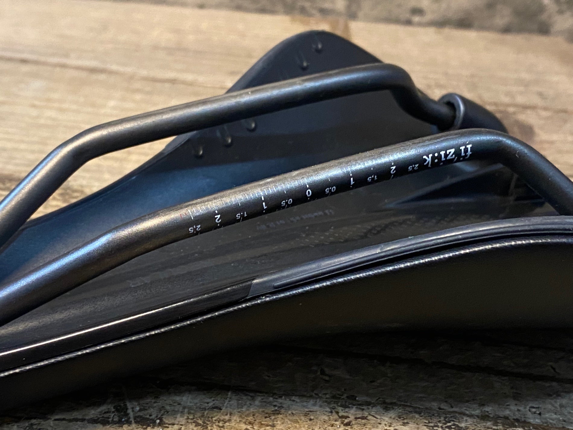 JO403 フィジーク fizik アリアンテR3 fizik VERSUS EVO サドル Kium