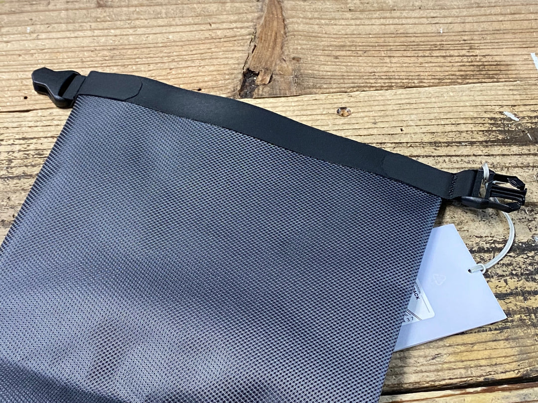 JV605 アピデュラ APIDURA FORK PACK 4.5L フォークバッグ 黒グレー