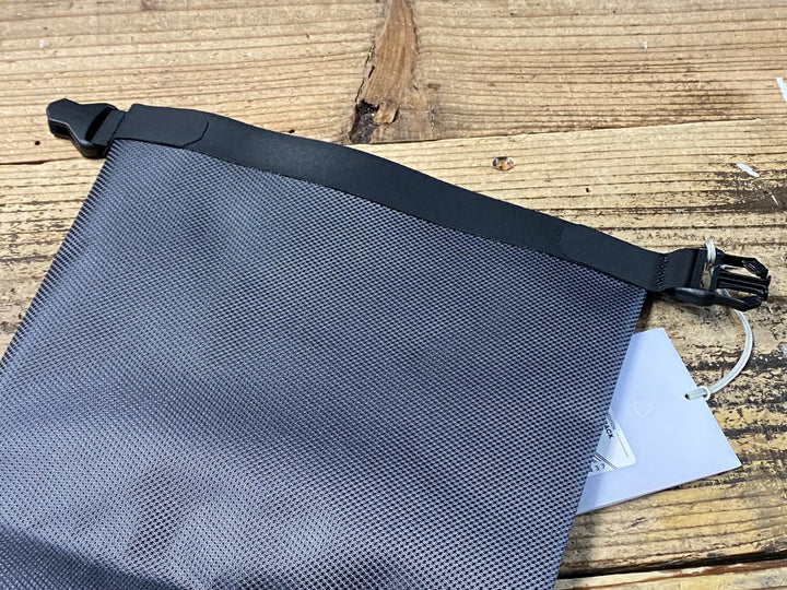 JV605 アピデュラ APIDURA FORK PACK 4.5L フォークバッグ 黒グレー