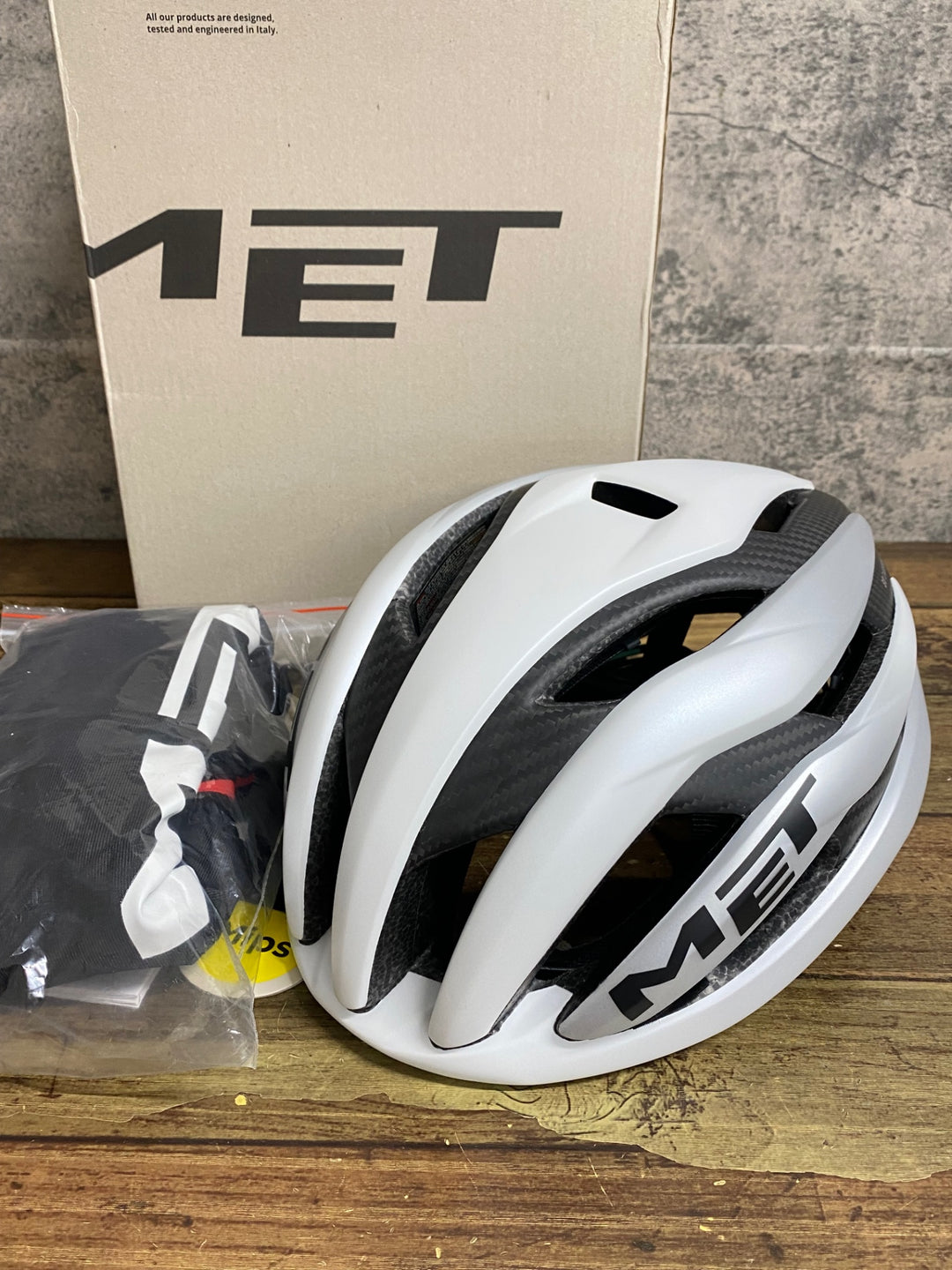 KA011 メット MET トレンタ TRENTA 3K CARBON MIPS ヘルメット Mサイズ 白 製造2023年12月