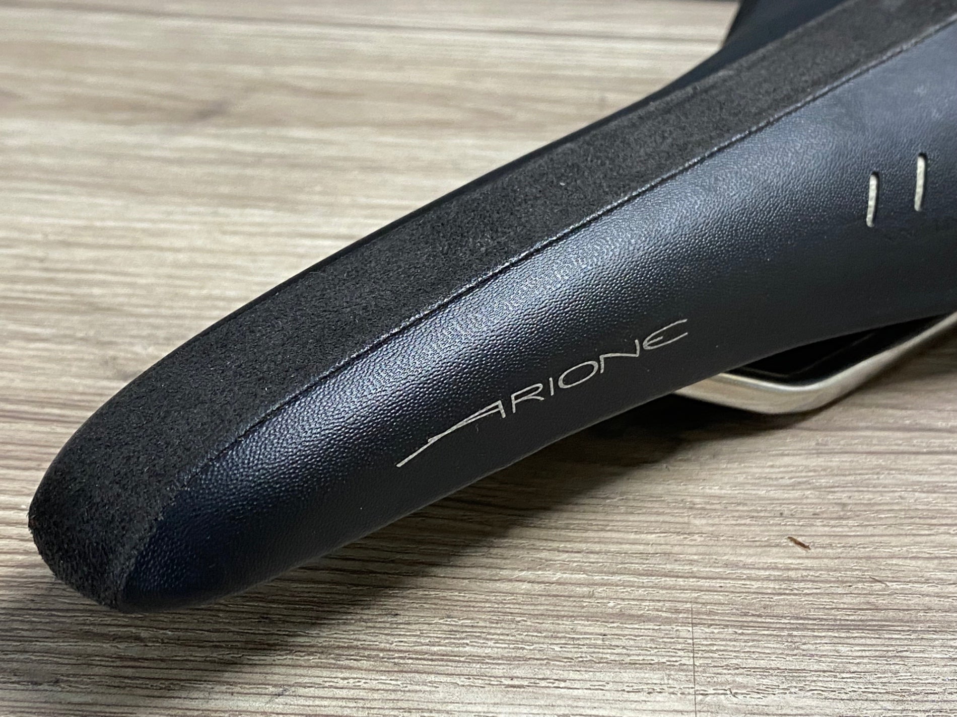 KQ627 フィジーク fizik ANTARES R3 サドル 黒 kiumレール – BICI