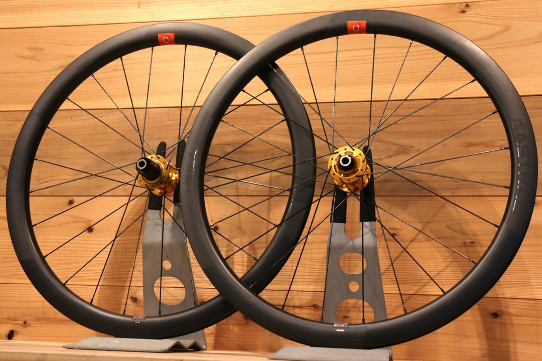 【希少！廃盤GOLDカラーハブ】 アストラル ASTRAL VEIL4 DISCリム使用 クリスキング CHRIS KING R45D ゴールドハブ SAPIM CX-RAYスポーク 手組 カーボン チューブレス ホイールセット シマノ12/11S 【千葉店】