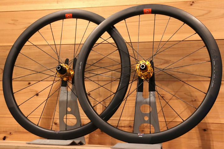 【希少！廃盤GOLDカラーハブ】 アストラル ASTRAL VEIL4 DISCリム使用 クリスキング CHRIS KING R45D ゴールドハブ SAPIM CX-RAYスポーク 手組 カーボン チューブレス ホイールセット シマノ12/11S 【千葉店】