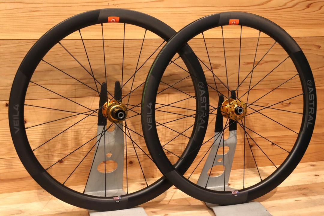 【希少！廃盤GOLDカラーハブ】 アストラル ASTRAL VEIL4 DISCリム使用 クリスキング CHRIS KING R45D ゴールドハブ SAPIM CX-RAYスポーク 手組 カーボン チューブレス ホイールセット シマノ12/11S 【千葉店】