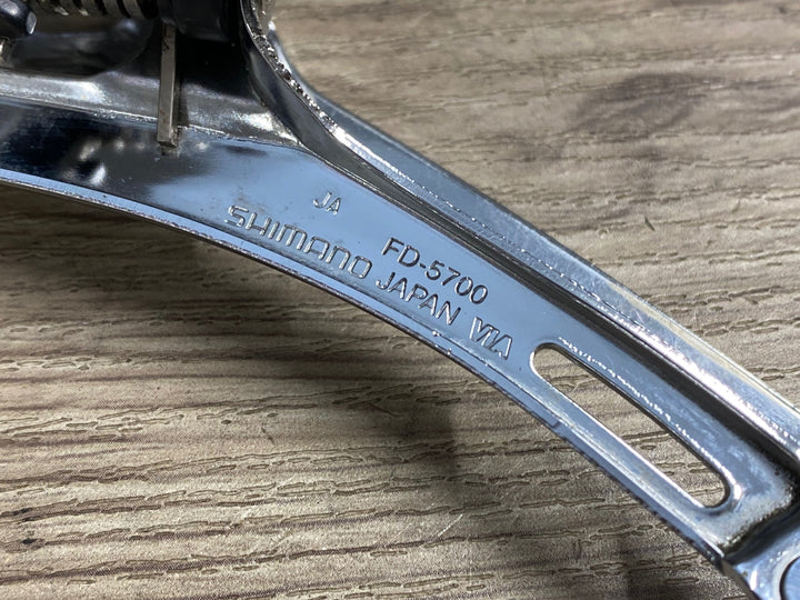 KQ619 シマノ SHIMANO 105 FD-5700 フロントディレイラー 直付 ※座金欠品