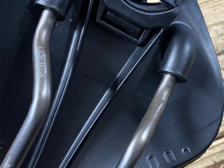 KA576 フィジーク fizik ANTARES VERSUS EVO R3 ADAPTIVE サドル kiumレール 139mm ※繊維切れ ジャンク