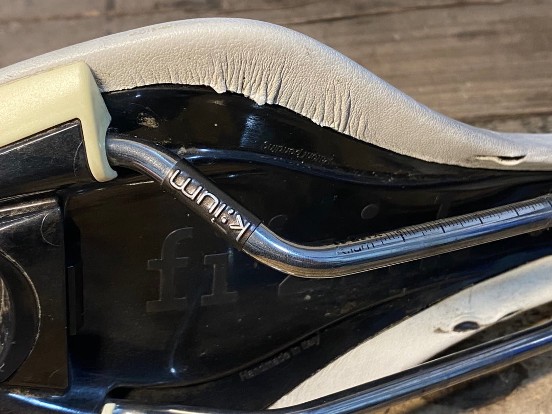 JQ288 フィジーク fizik アリオネ ARIONE WING FLEX サドル 白 赤 135mm kiumレール