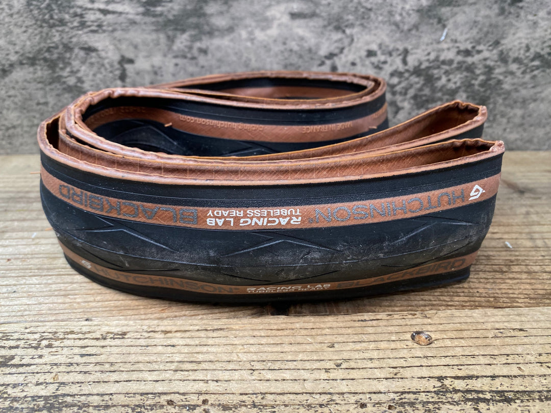 JM448 ハッチンソン HUTCHINSON BLACKBIRD FLANC TANカラー 700x28C TUBERESSREADY タイヤ 1本