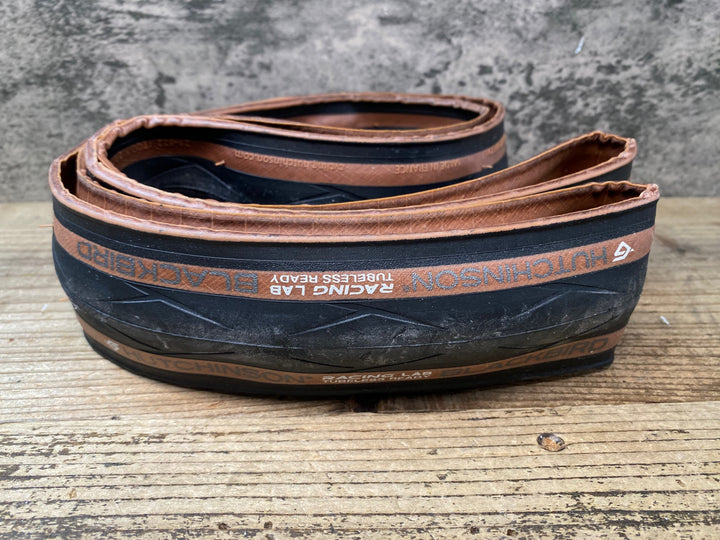 JM448 ハッチンソン HUTCHINSON BLACKBIRD FLANC TANカラー 700x28C TUBERESSREADY タイヤ 1本