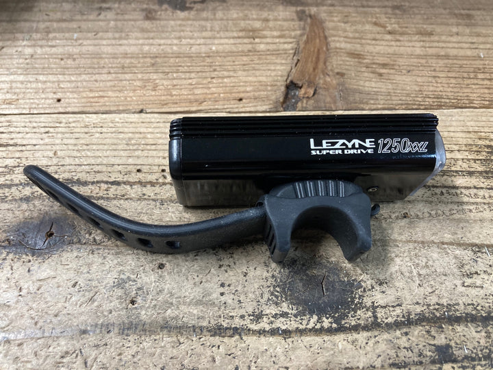 JV298 レザイン LEZYNE SUPER DRIVE 1250 XXL フロントライト