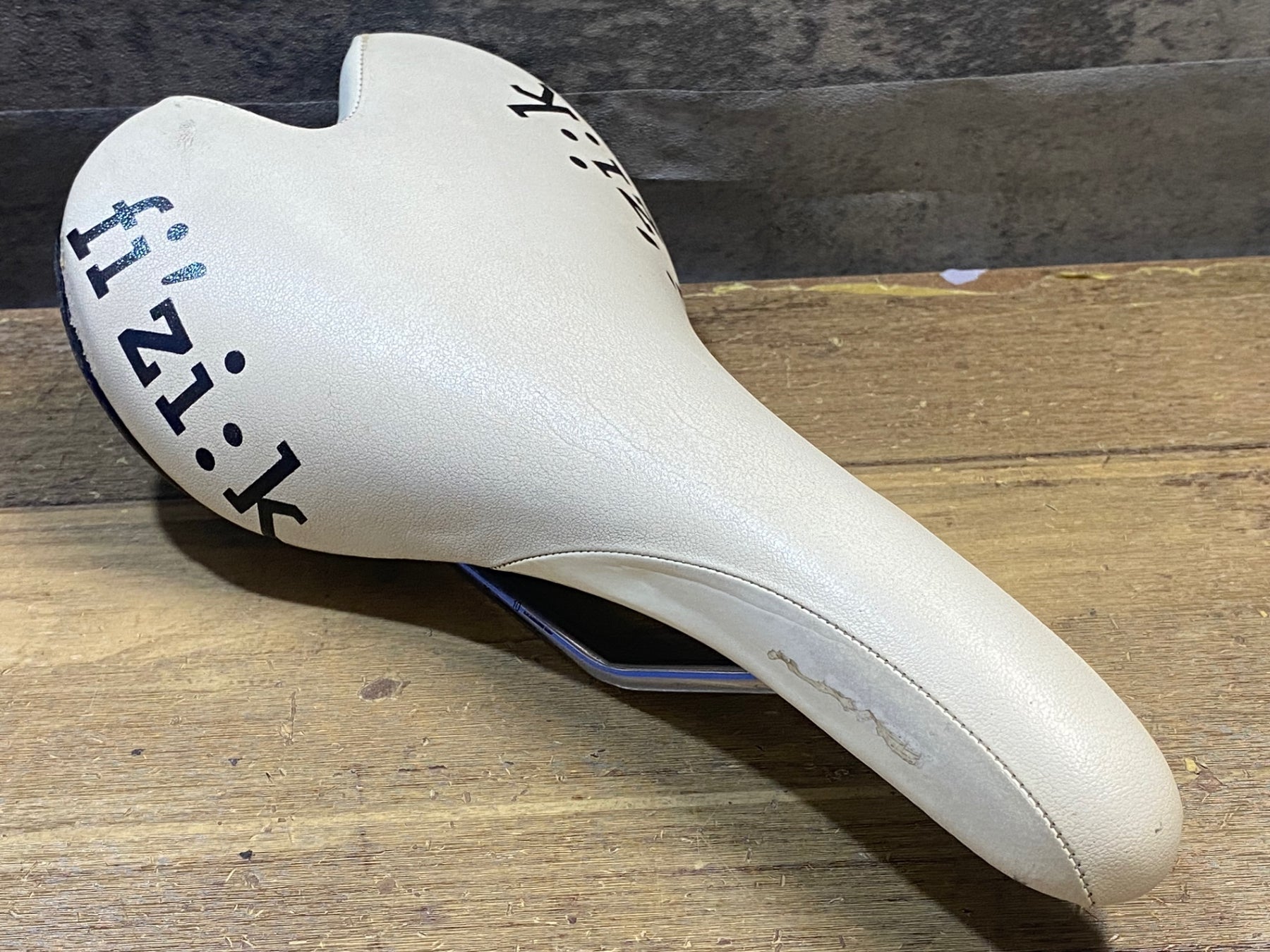 JT772 フィジーク fizik アリアンテ ALiANTE サドル 白 kium レール