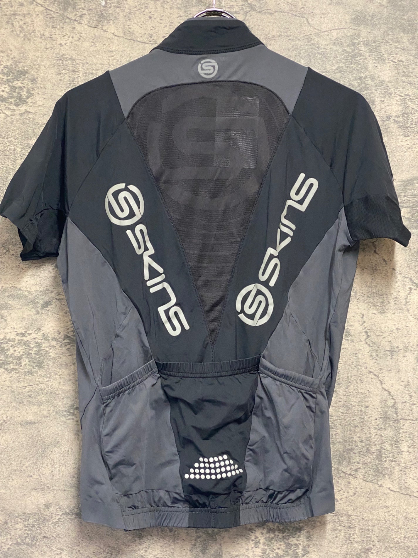 JS649 スキンズ SKINS 半袖 サイクルジャージ 黒 グレー M – BICI