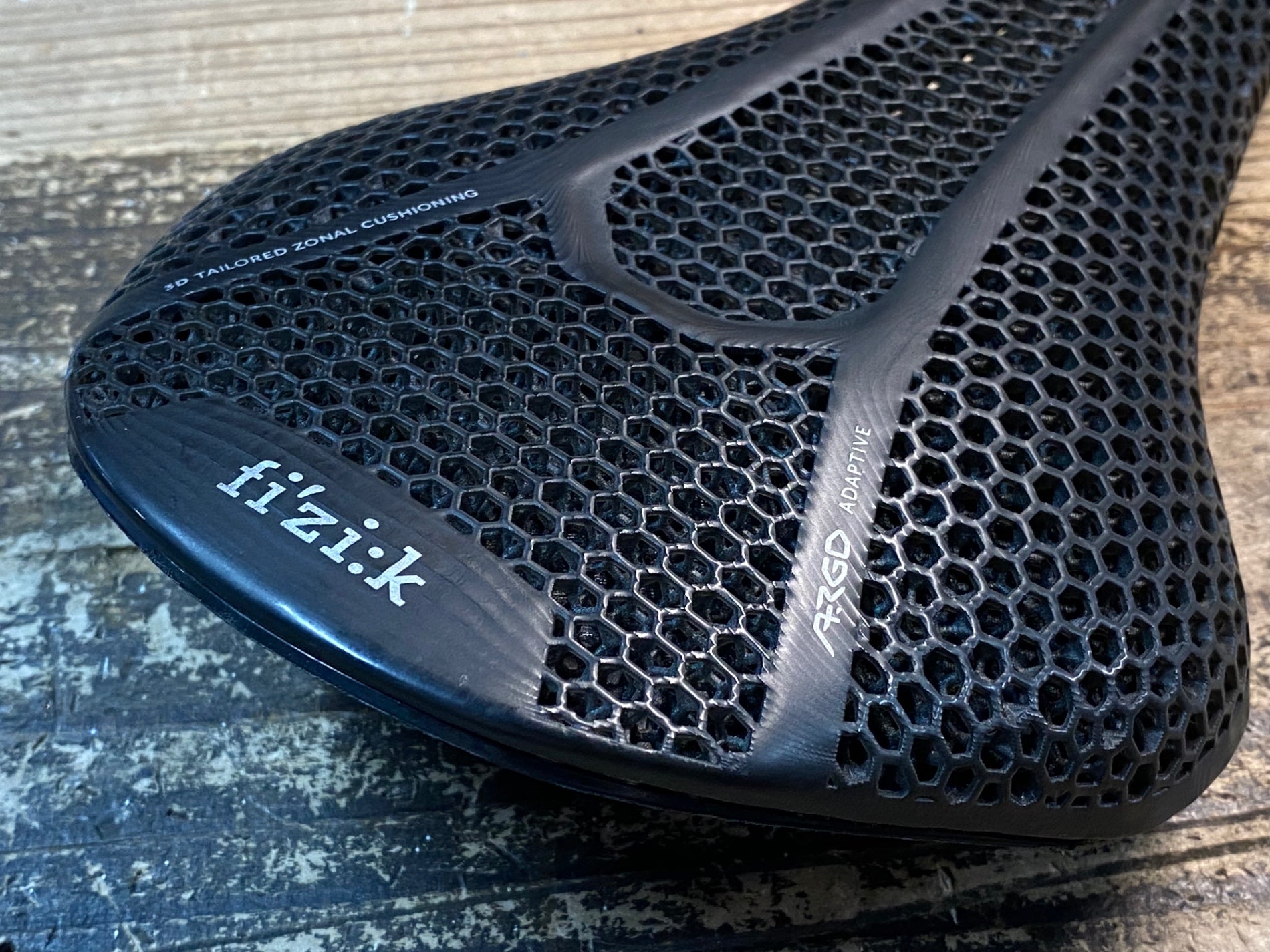 JJ406 フィジーク fizik Vento ARGO Adaptive R3 3D サドル Kiumレール