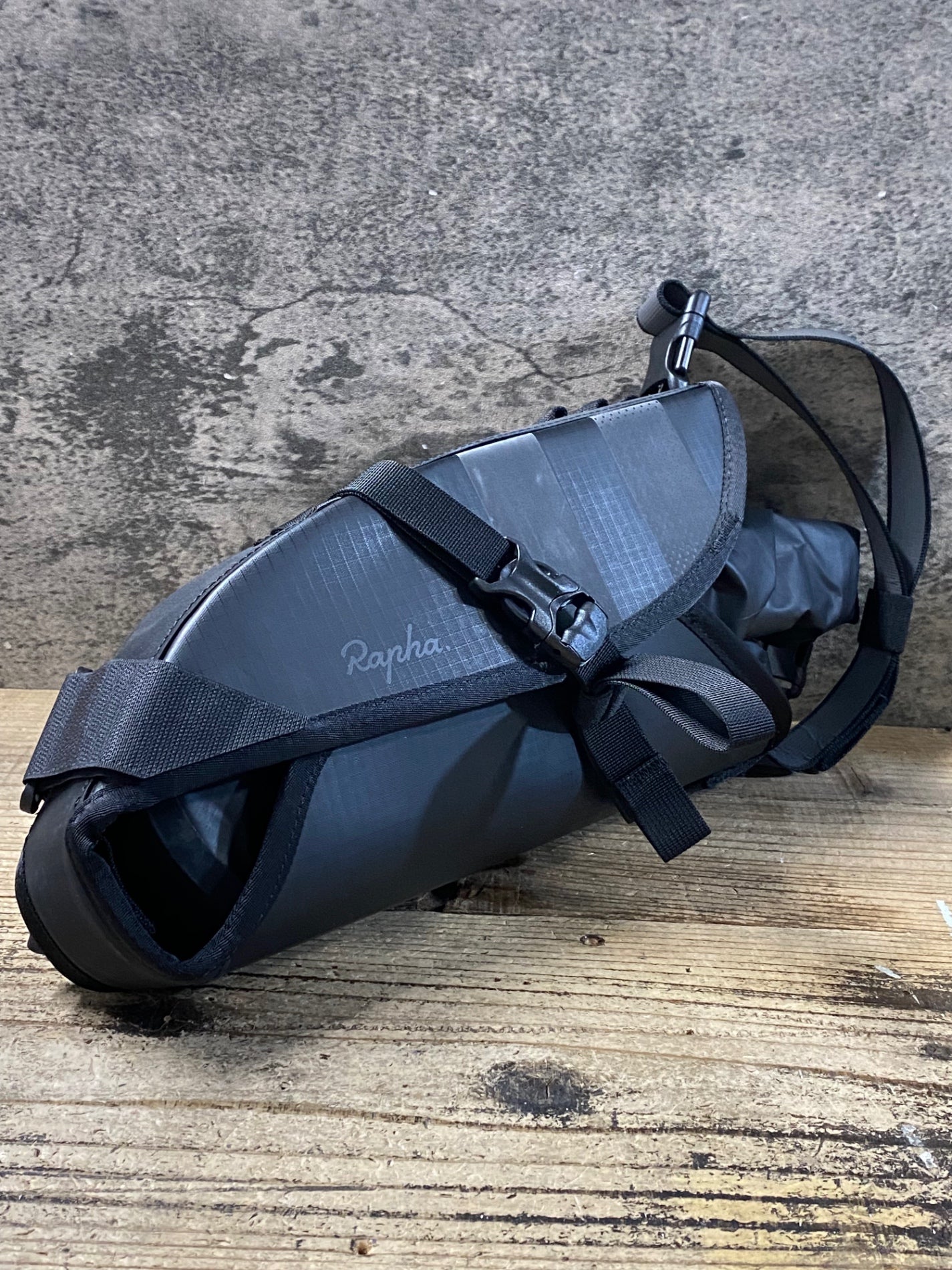 JU129 ラファ Rapha WATERPROOF REAR PACK サドルバッグ 黒 グレー