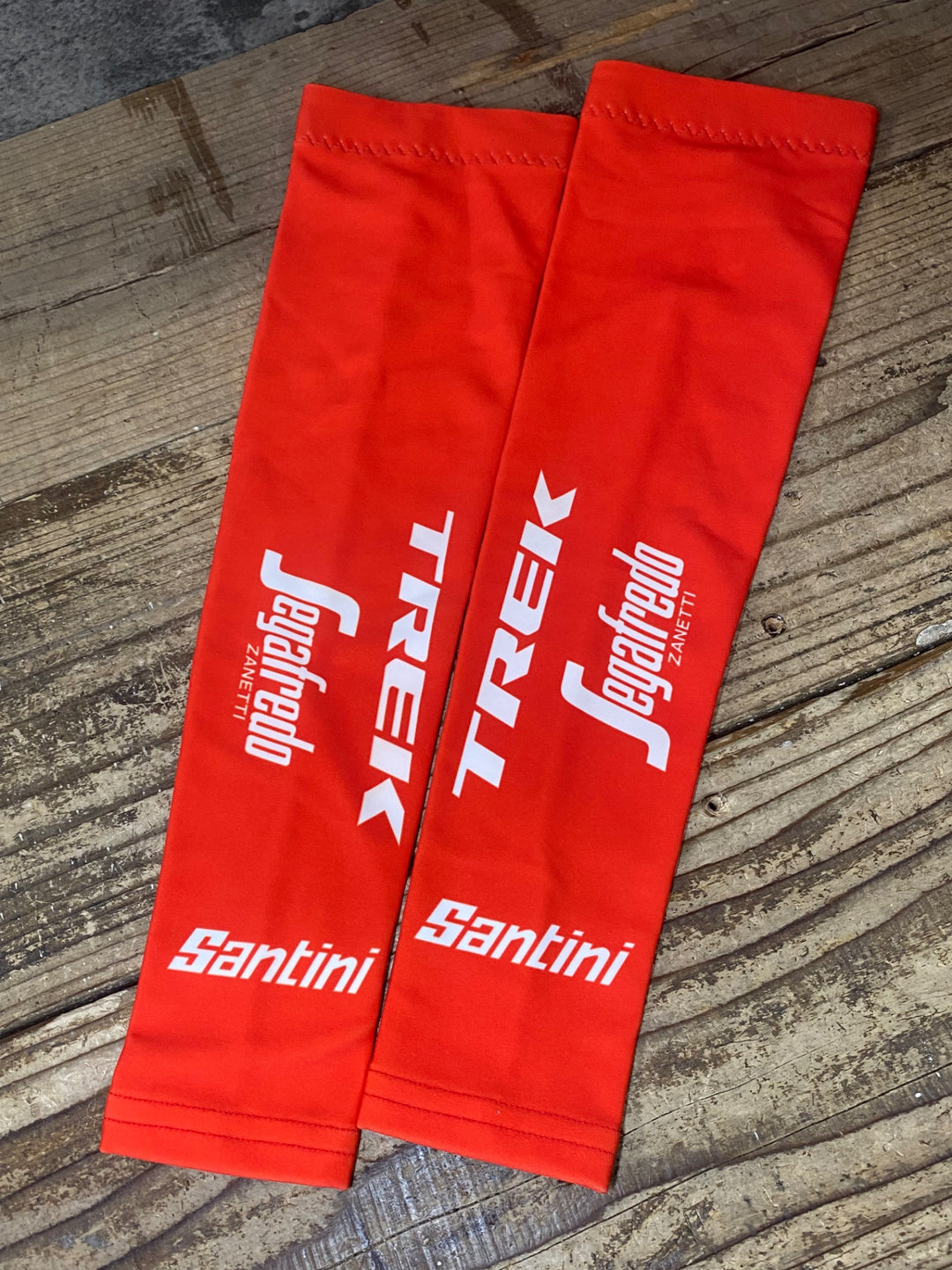 JT577 サンティーニ Santini アームウォーマー 赤 XS TREK Segafredo