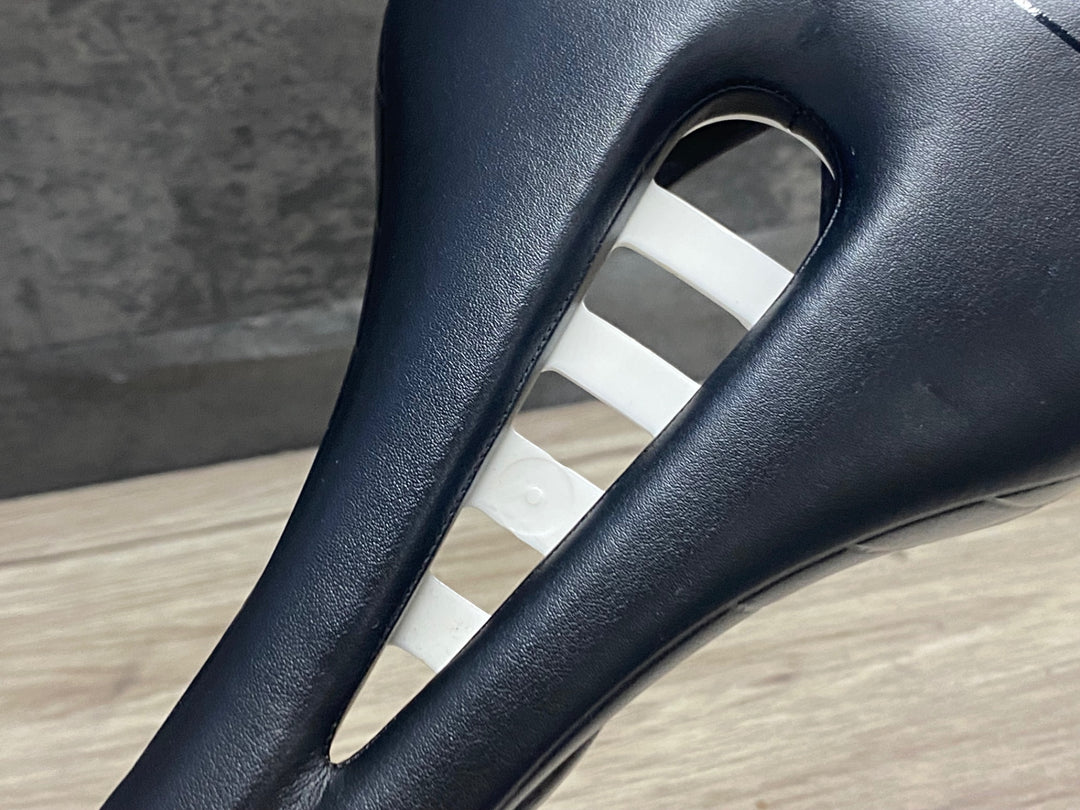 KE957 アスチュート ASTVTE SKYLITE VT サドル 黒 白 CARBONIOレール 135mm