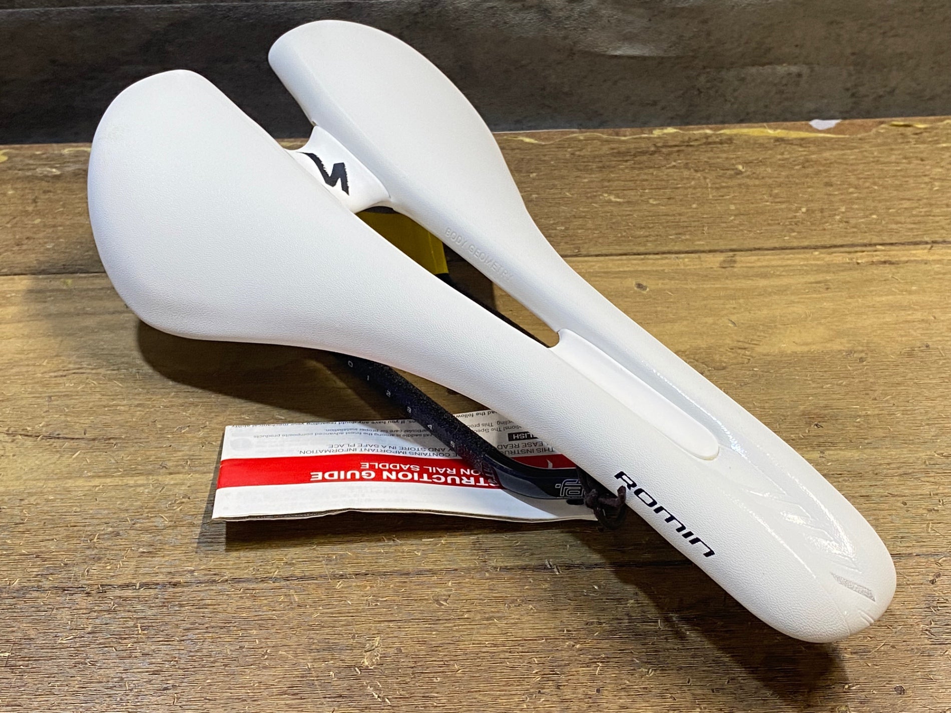 JT776 スペシャライズド SPECIALIZED ROMIN PRO サドル 143mm カーボン