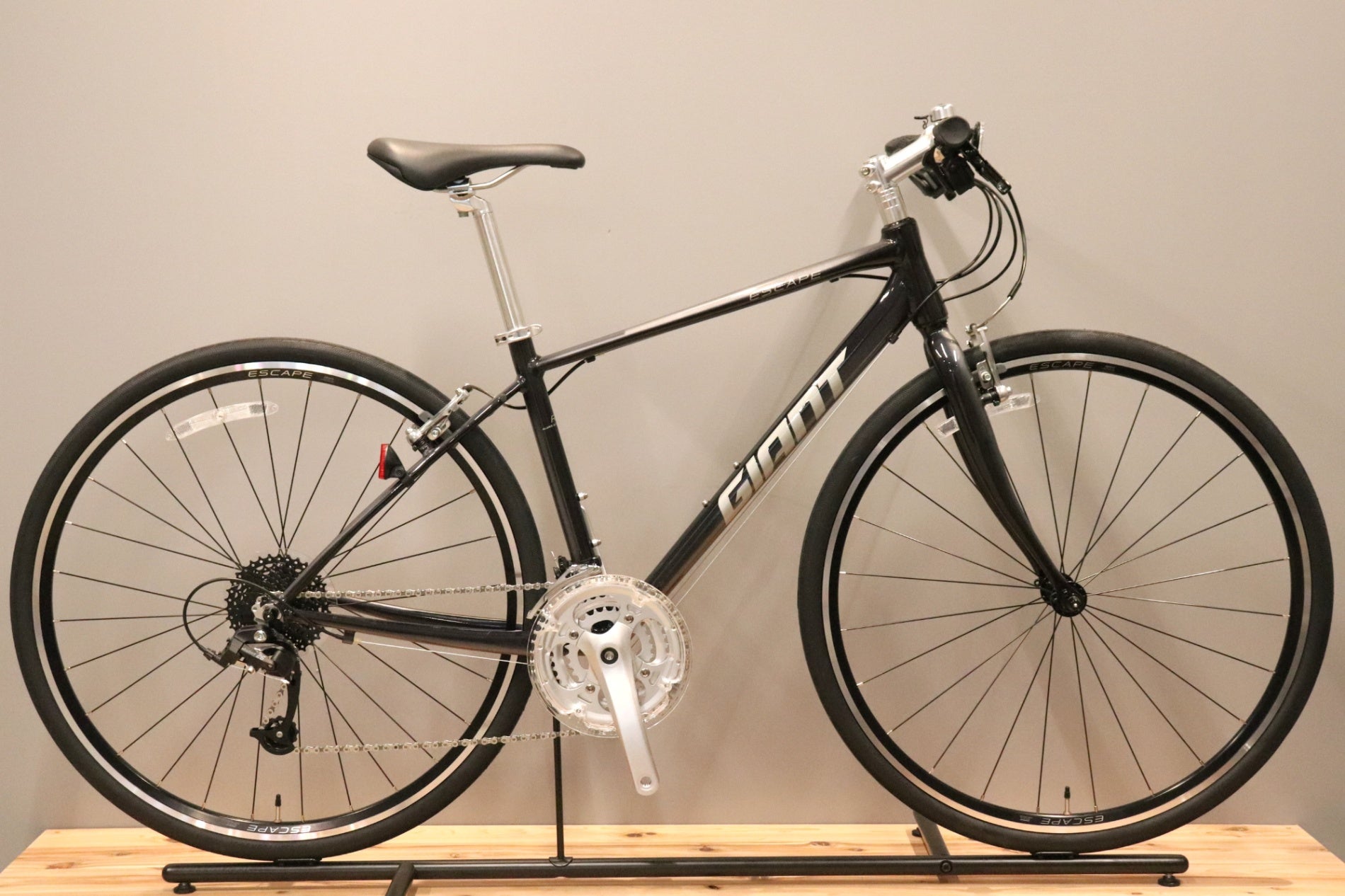 極美品 GIANT ESCAPE R3 ロードバイク 自転車 レディース XS 未使用 ジャイアント GIANT エスケープ ESCAPE R3 MS 2023モデル XS