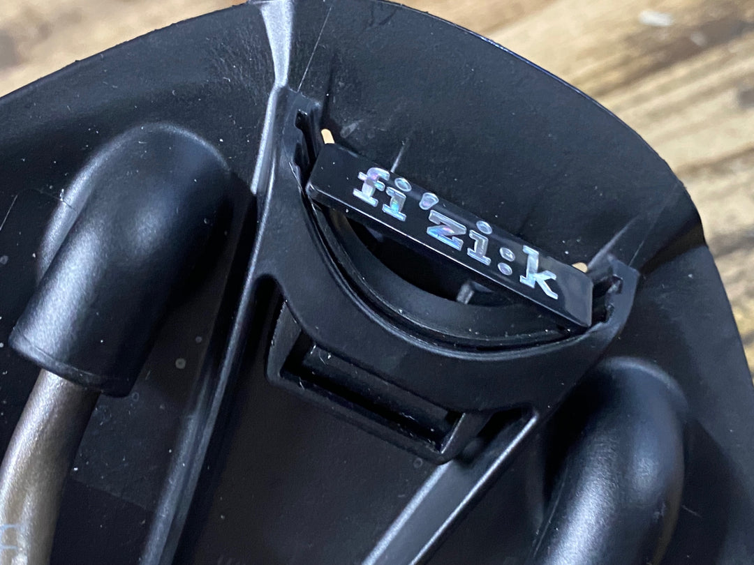 KA576 フィジーク fizik ANTARES VERSUS EVO R3 ADAPTIVE サドル kiumレール 139mm ※繊維切れ ジャンク