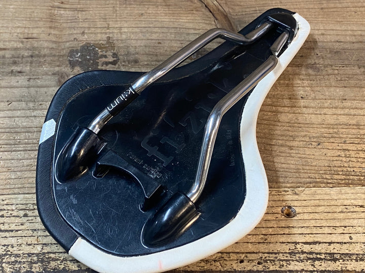 JP107 フィジーク fizik アレス ARES サドル 白 黒 kiumレール ※固定プレート欠品