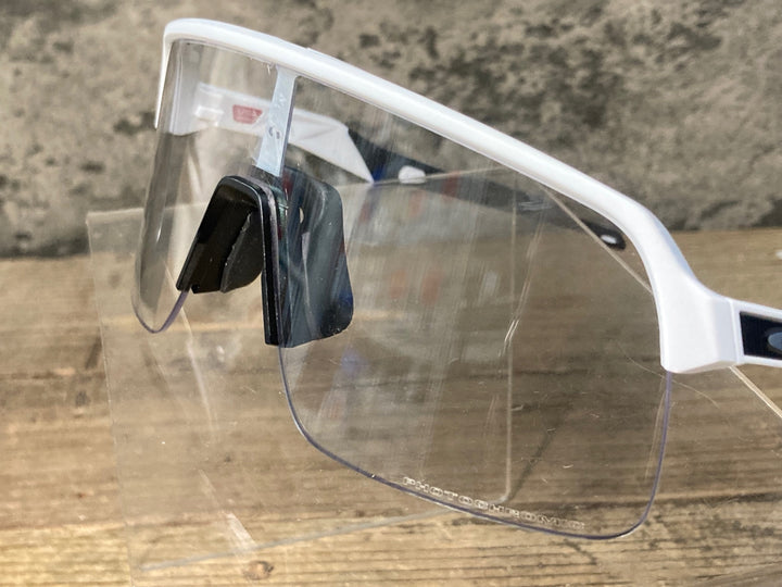 JX900 オークリー OAKLEY SUTRO サングラス アイウェア 白 PHOTOCHROMICレンズ