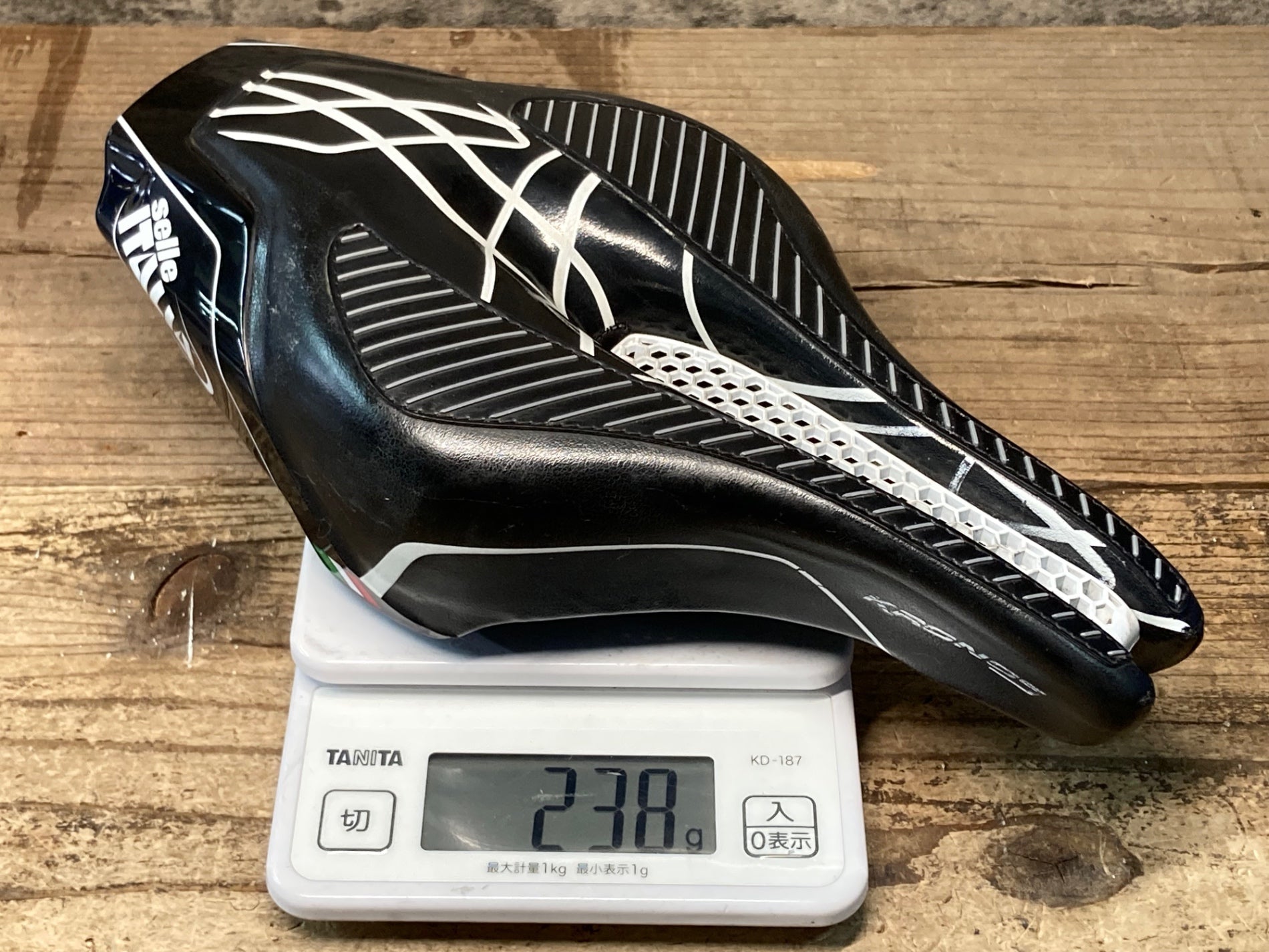 MAT ドロボン(赤外線カンテラVer.) JN916 セライタリア selle ITALIA クロノス KRONOS サドル 132mm 黒