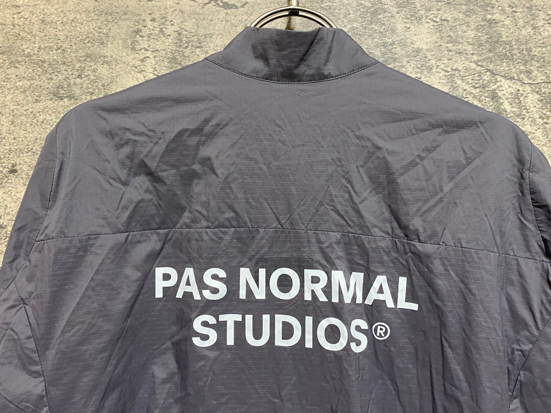 KA516 パスノーマルスタジオ PAS NORMAL STUDIOS ESSENTIAL INSULATED JACKET 長袖 サイクルジャケット グレー M