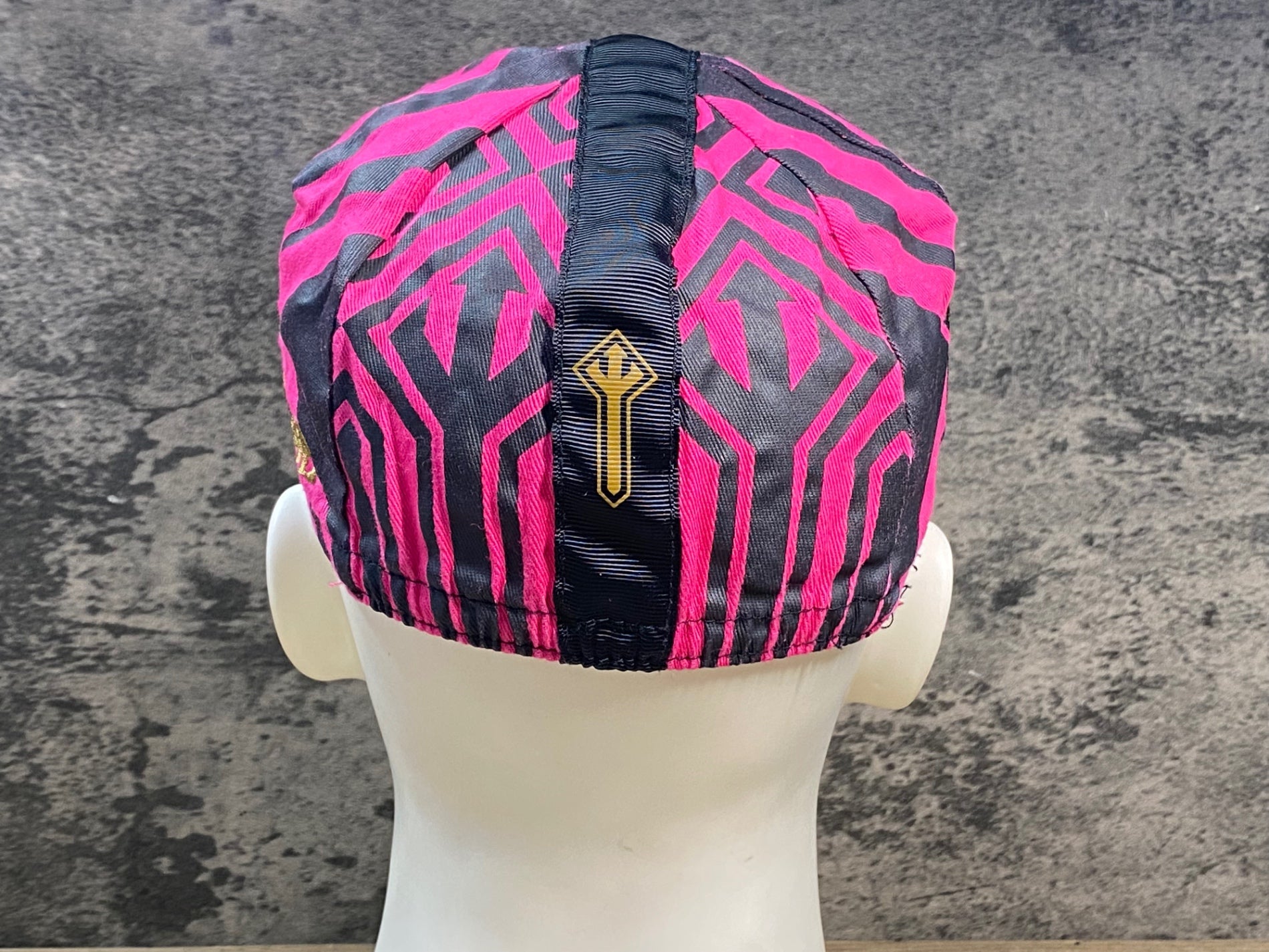 JY829 ラファ Rapha A DAY IN HELL CAP サイクルキャップ 黒 ピンク