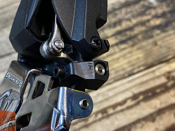 JV648 シマノ SHIMANO デオレ DEORE XT FD-M8070 フロントディレイラー 2s 66°-69° Di2 電動
