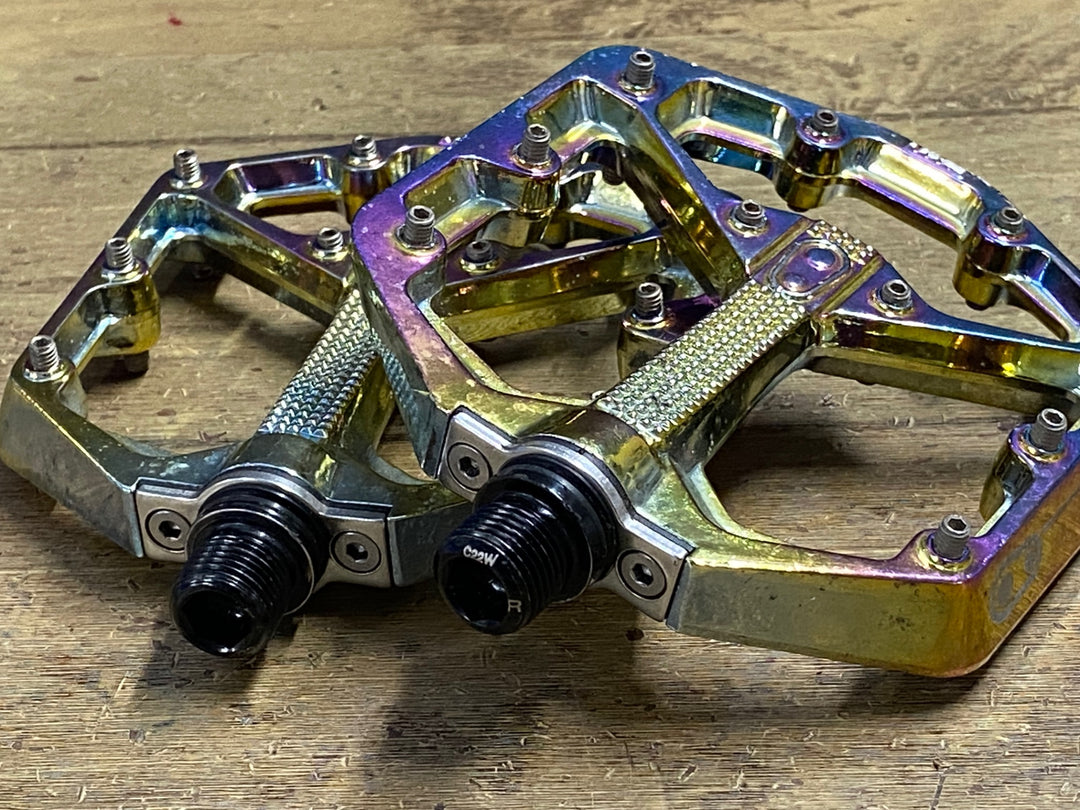KQ537 クランクブラザーズ CRANKBROTHERS STAMP 7 フラットペダル ※右ペダルの回転に抵抗あり