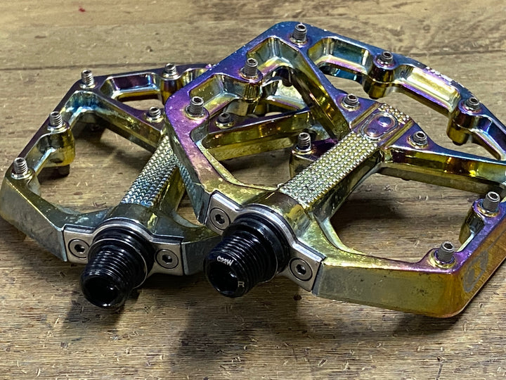 KQ537 クランクブラザーズ CRANKBROTHERS STAMP 7 フラットペダル ※右ペダルの回転に抵抗あり