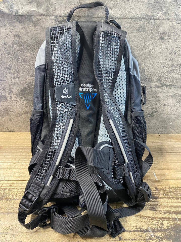 KE816 ドイター deuter RACE リュック バックパック 黒 グレー