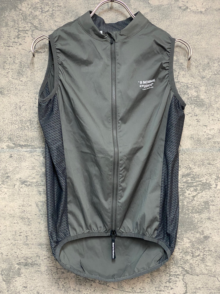 JY506 パスノーマルスタジオ PAS NORMAL STUDIOS Mechanism Stow Away Gilet ジレ サイクルベスト グレー S ※ロゴ剥がれ, 汚れ